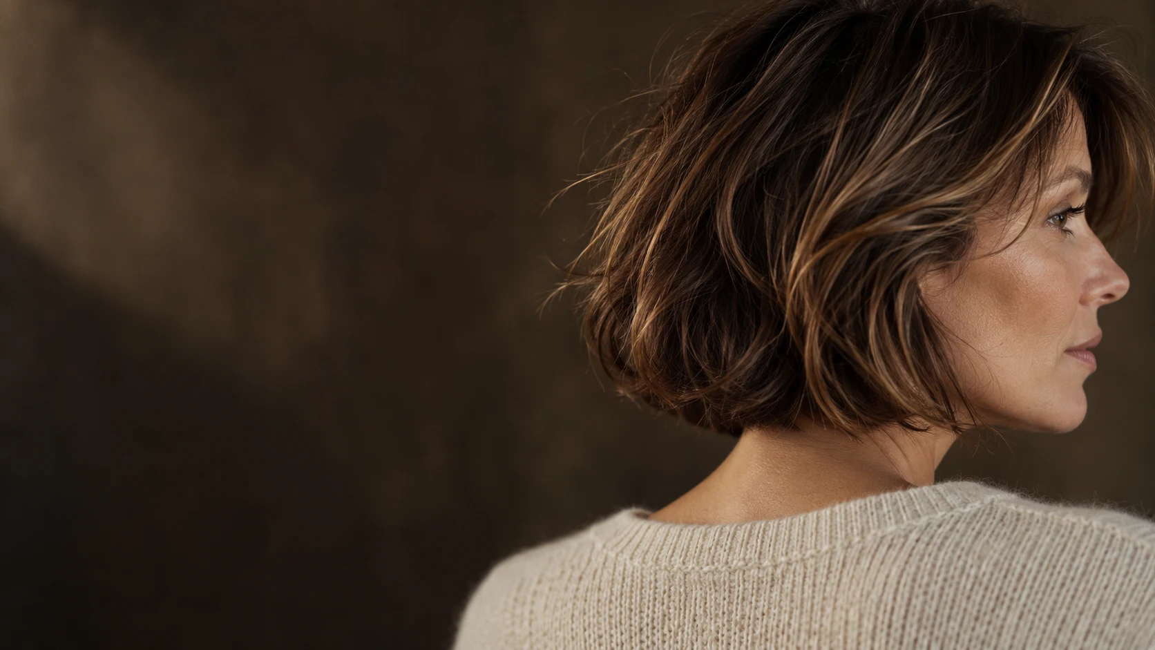 Visuel d’inspiration : coupe au carré châtain en lumière naturelle